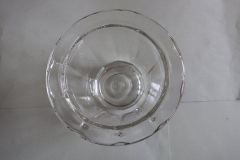 Antikt gele-/marmelade glasNyd den smukke form med kanter og smuk "krave"H: ca. 7cmB: ca 10cmFlot standSe også vore andre geleglas