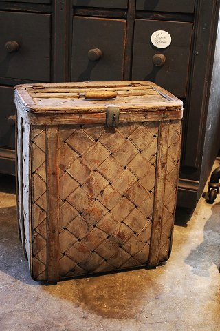 Swedish 19th century wicker basket with a super fine original Gustavian gray color...