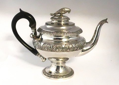 Erik Christensen Lind, Horsens. Sølv tekande (830). Pyntet med en fugl på låget. Højde 20 cm. Produceret ca. 1860.