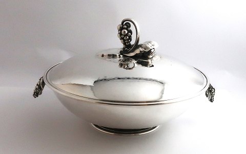 Georg Jensen. Sterling rundt lågfad (925). Design , Georg Jensen. Model 408E. Diameter 24 cm.