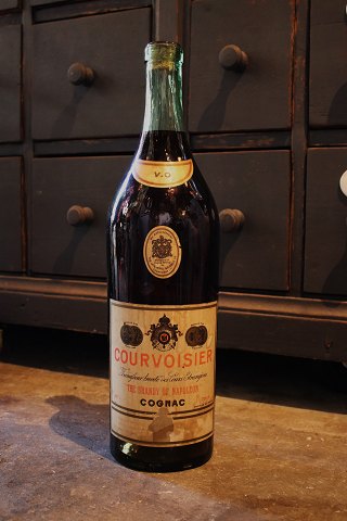 Dekorativ , gammel reklame Cognac´s flaske "Courvoisier - The brandy of Napoleon" i glas...