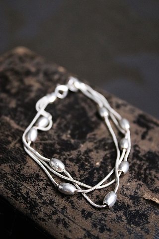 Gammelt sterling sølv armbånd i form af 3 kæder med sølv kugler på. Længde 19cm...