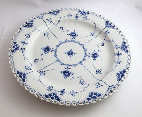 Royal Copenhagen. Musselmalet helblonde. Rundt fad. Model 1041. Diameter 33,5 cm. (2 sortering)