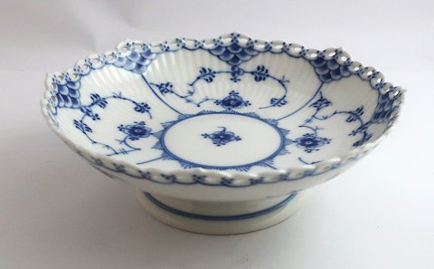 Royal Copenhagen. Musselmalet helblonde. Lille rund skål på fod. Model 1023. Højde 6 cm. Diameter 17,5 cm. (1 sortering)