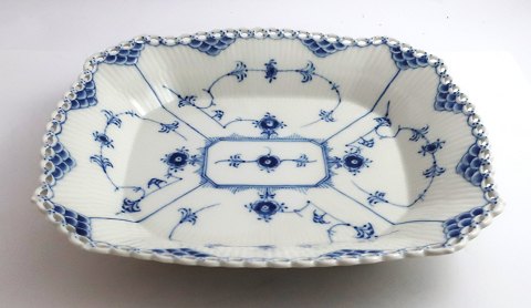 Royal Copenhagen. Musselmalet Halvblonde. Brødbakke. Model 1143. Længde 26 cm. Bredde 22 cm. (1 sortering).
