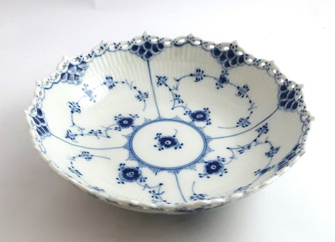 Royal Copenhagen. Musselmalet helblonde. Rund skål. Model 1018. Højde 6 cm. Diameter 21 cm. (1 sortering)