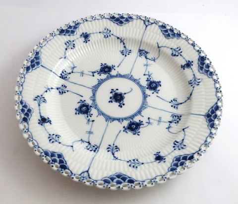 Royal Copenhagen. Musselmalet, Helblonde. Middagstallerken. Model 1084. Diameter 25 cm. (1 sortering).