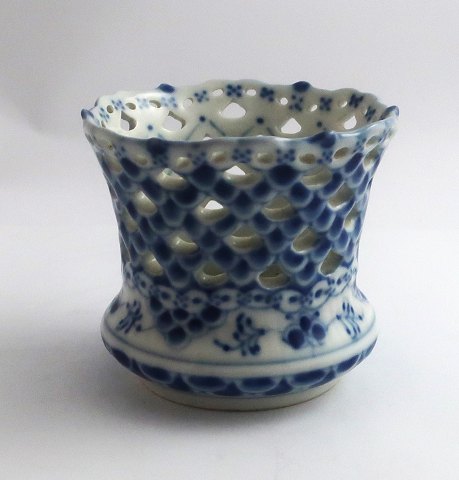 Royal Copenhagen. Musselmalet, helblonde. Vase / Holder til fyrfadlys. Model 1015. Højde 7 cm. (1 sortering).
