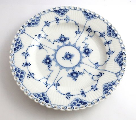Royal Copenhagen. Musselmalet, Helblonde. Tallerken. Model 1085. Diameter 23,5 cm. (1 sortering).