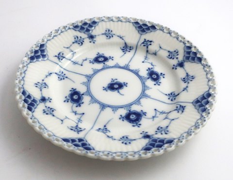 Royal Copenhagen. Musselmalet, Helblonde. Kagetallerken. Model 1088. Diameter 15 cm. (1 sortering).