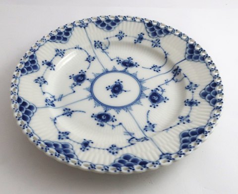 Royal Copenhagen. Musselmalet, Helblonde. Frokost tallerken. Model 1086. Diameter 19 cm. (1 sortering).