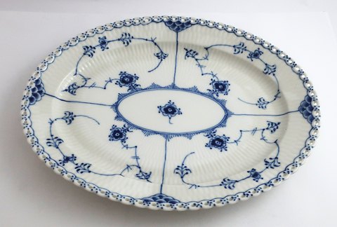 Royal Copenhagen. Musselmalet helblonde. Ovalt fad. Model 1147. Længde 29 cm. Bredde 23 cm. (2 sortering)