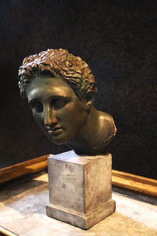 Dekorativ , gammel buste af den græske gud Hermés i beton med patineret "Bronze" lasur...