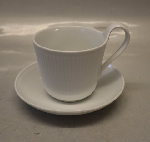 090-1 Højhankskop 10 cm 33 cl hvid riflet med 094 underkop 15 cm Kongelig Dansk porcelæn