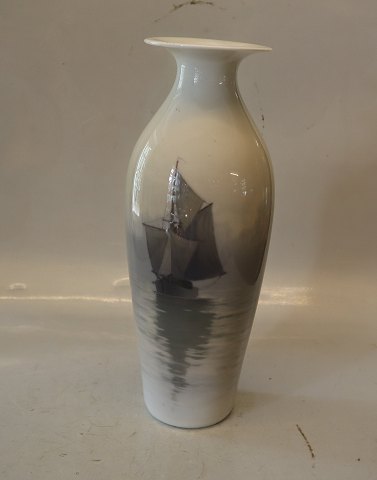 2476-2302 RC Marine Vase ca 31 cm Sailship  Royal Copenhagen 