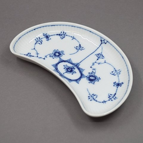 Royal Copenhagen, musselmalet riflet porcelæn; Halvmåne fad #154