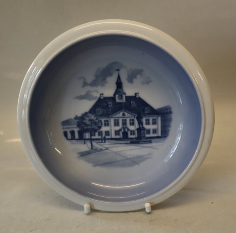 2559 Kgl. Skål med Randers Rådhus og Niels Ebbesen 17.5 cm Kongelig Dansk Porcelæn