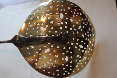 Skumske af messing, u/ stempel, fra ca. 1820Med smukt håndsmedet skaftGod stand med lille flot udført reparationL.: 62cm