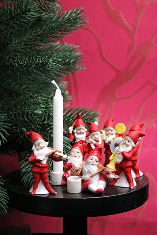 Old biscuit elf - orchestra...CLICK ON THE PICTURE OF EACH SANTA