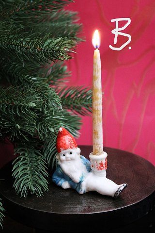 Gammel julelysestage i bemalet biskuit af liggende julemand der holder et lille julestearinlys...