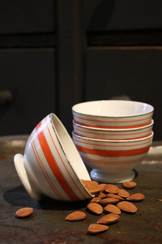 Gammel cafe latte skål i fajance...Fine til kaffe , nødder , snacks og slik skåle...