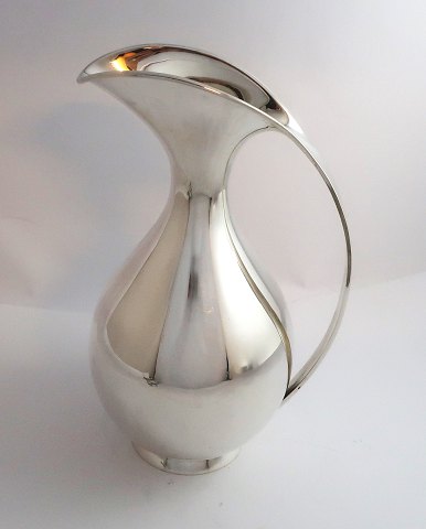 Michelsen. Sterling sølvkande (925). Design Kay Fisker. Højde 24 cm. Produceret 1951 (A9)