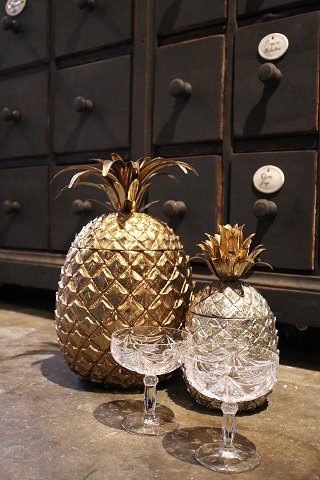 Super delicious rare Italian champagne cooler in the shape of a large pineapple in gilt tin from 1970...