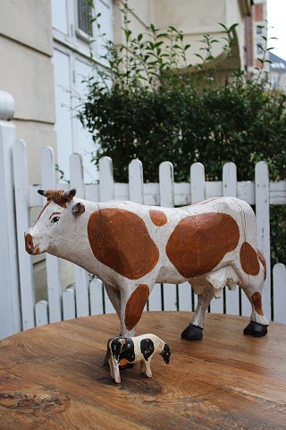 Decorative, large 19th century cow in carved wood with old paint..H: 36cm. L: 60cm.