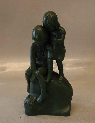 895 V Børn med krabbe på sten 18 cm Vicken v Post Börjeson 1927 Grøn  P. Ipsens Enke