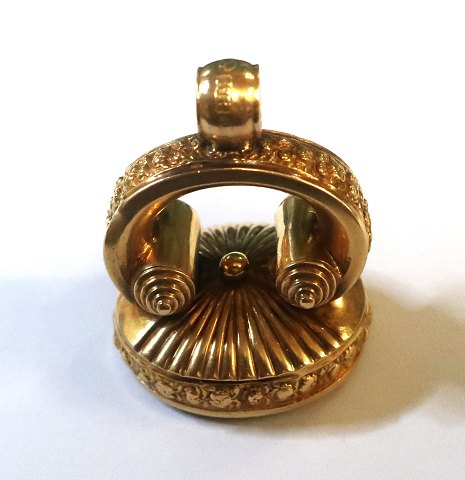 Swedish 18K signet (750). Made by Erik Sundström, Stockholm. Produced in the 1830s. Width 27 mm.