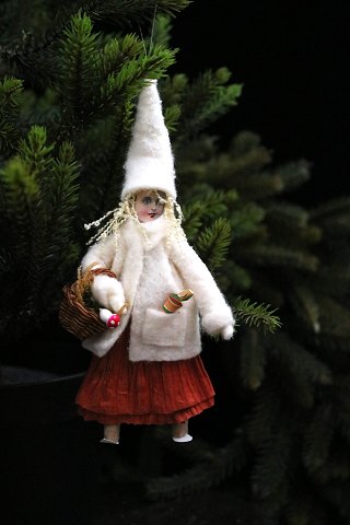 Juletræspynt i form af håndlavet julepige af papir , filt , vat og glansbillede. Højde: 16cm.