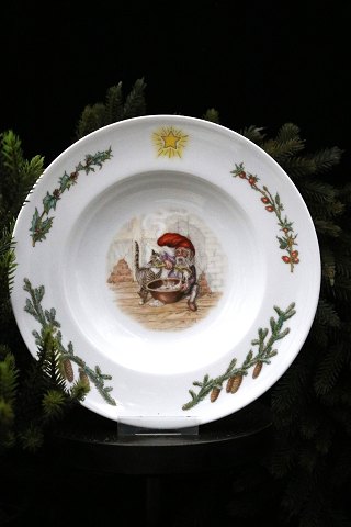 Royal Copenhagen , lille dyb tallerken i porcelæn med julemotiv af nisse med kat og en skål risengrød...