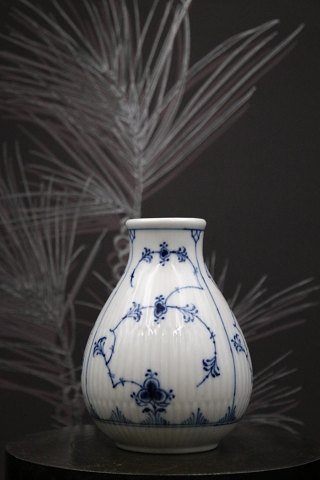 Sjælden , Royal Copenhagen Musselmalet Riflet vase. H: 13cm. RC#1/2271.