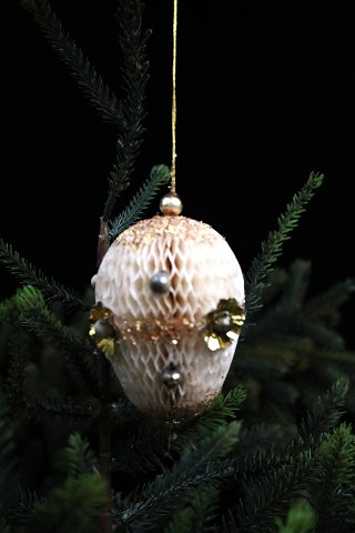 Gammelt juletræspynt fra omkring 1930 i form af kugle i papir , små glas  kugler , metal og guldstøv...