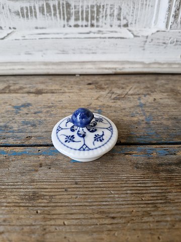 Royal Copenhagen Musselmalet riflet låg til lille tekande no. 250