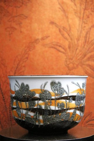 Royal Copenhagen urtepotte i fajance , design Ivan Weiss , med lysegrå glasur med blomstermotiver...