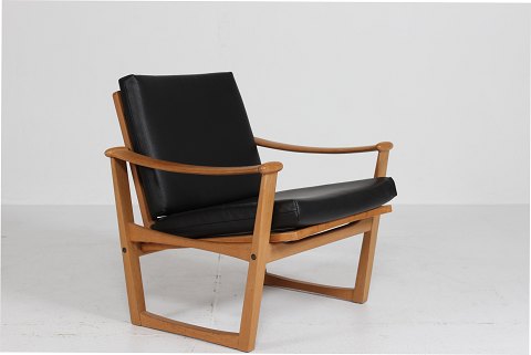 Danish MøbeldesignM. NissenSpadestol af eg m/sorte læderhynder