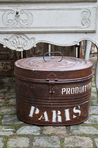 Gammel oval metal box med gammel original bemalingog fin patina. Og skrift på siden ”Paris”