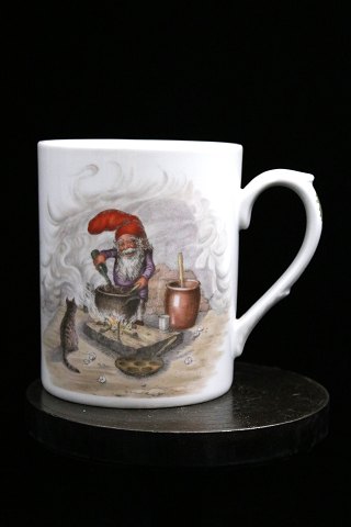 Royal Copenhagen STORT krus med hank i porcelæn og julemotiv med nisse og kat der laver gløgg over bål.