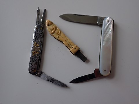 3 vintage lommeknive en i udskåret ben med knækket blad. Sælges individuelt.Den knækkede kniv er solgt.