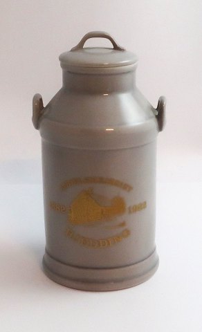 Bing & Grøndahl. Porcelæns mælkejunge. Model 520 (7007). 100 års jubilæum Andelsmejeriet Hjedding 1882-1982. (1 sortering)