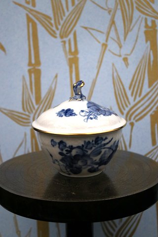 Royal Copenhagen , Blå Blomst Svejfet sukkerskål med låg og guldkant.10/1678...