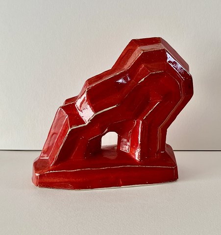 Bjørn Poulsen: Rød skulptur i keramik