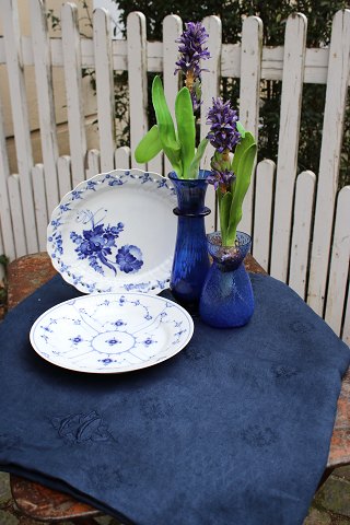 Gammel fransk damask vævet dug med fint mønster og flot monogram.Måler: 230x160cm...