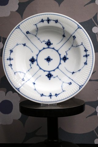 Antik Musselmalet , Riflet dyb tallerken fra Royal Copenhagen fra 1870-90. Dia.: 24,7cm...