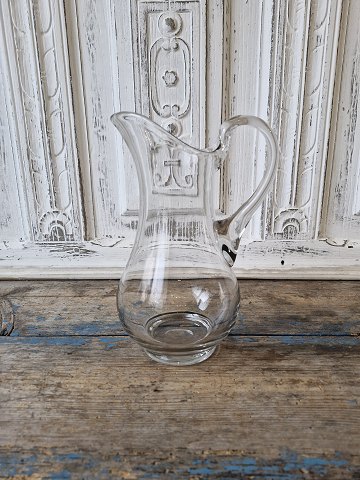 Pear-shaped milk jug with smooth handle 23.5 cm.