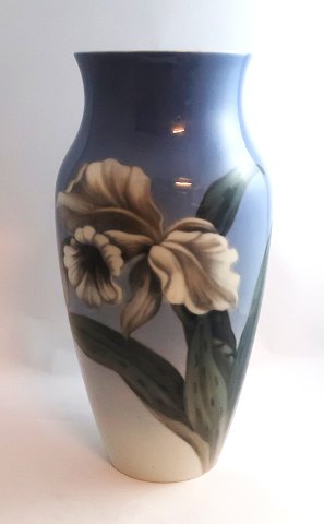 Royal Copenhagen. Vase med blomster motiv. Model 2640-137. Højde 32 cm. (2 sortering)