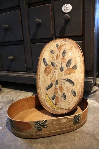 Antik, svensk 1800 tals oval træ æske med fin original bemaling med motiv af blomster og en lille fugl...