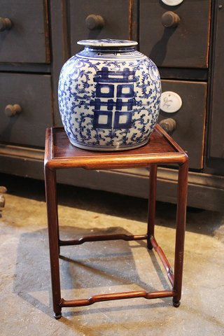 Gammel japansk blomsterstand / vasestander / display / piedestal til vase i mørkt træ. H: 32cm.