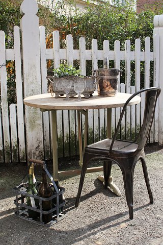 Gammelt vinbord fra Sydfrankrig i egetræ med en fin patina.H: 74cm. Dia.: 88cm.